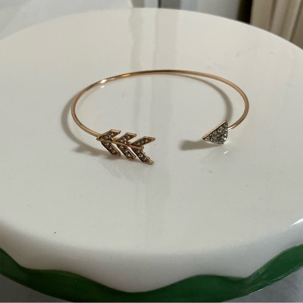 Elegant Gold Arrow Bangle Bracelet - Picture 1 of 6